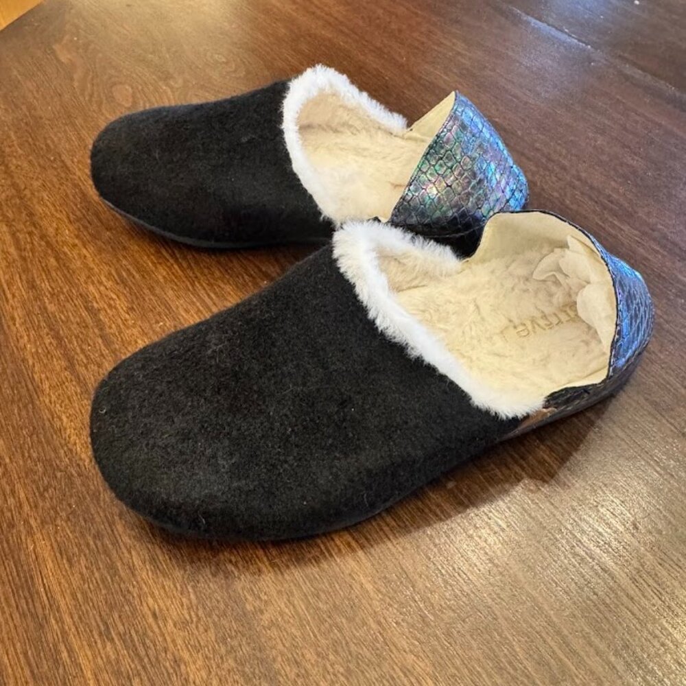 Strive Sofia Women's Fold Down Heel Supportive Slipper Black/Mermaid  - 8 Medium
